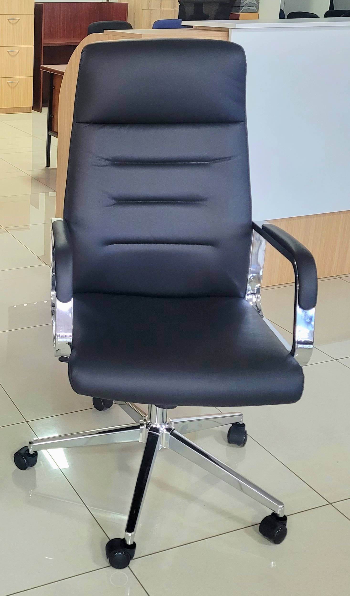 Apex Exec Hiback Swivel with Any angle tilt lock Chair Leather- Black - Image 1